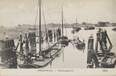 130392 Afbeelding van schepen in de voorhaven van de Koninginnensluis te Vreeswijk.N.B. De gemeente Vreeswijk is per 1 ...